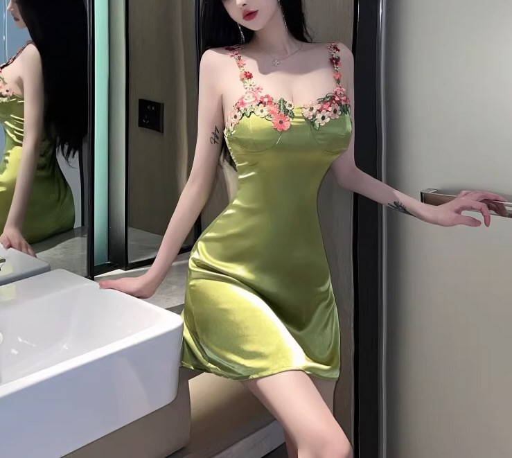 白嫩美女情趣连衣裙原图