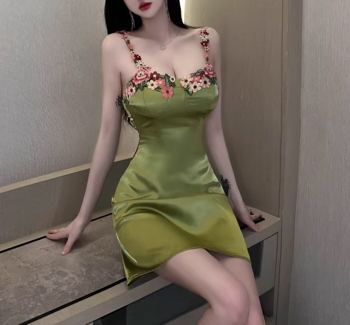 白嫩美女情趣连衣裙原图