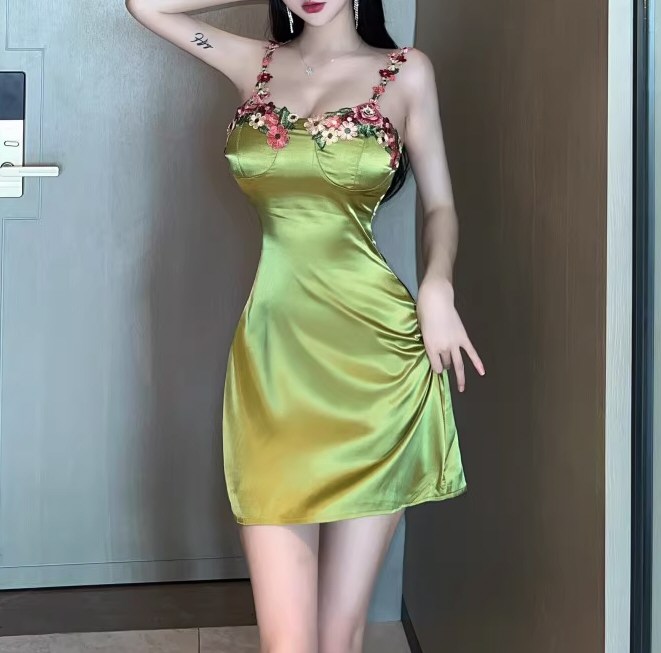 白嫩美女情趣连衣裙原图