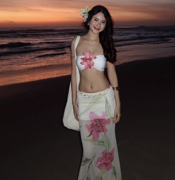 丰腴嫩模情趣连衣裙全集