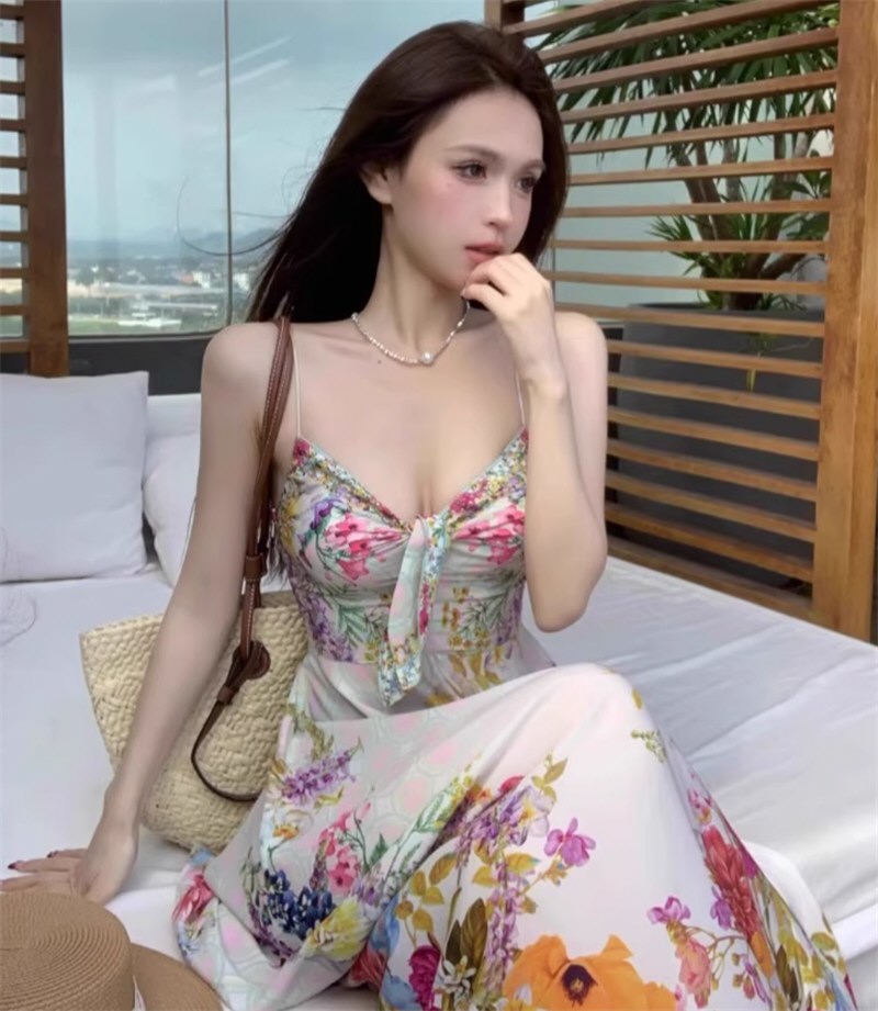 白嫩美女情趣连衣裙写真
