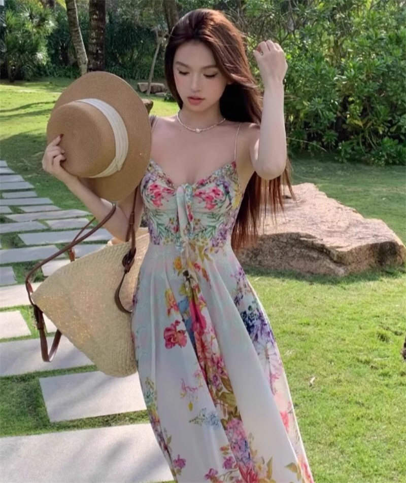 白嫩美女情趣连衣裙写真