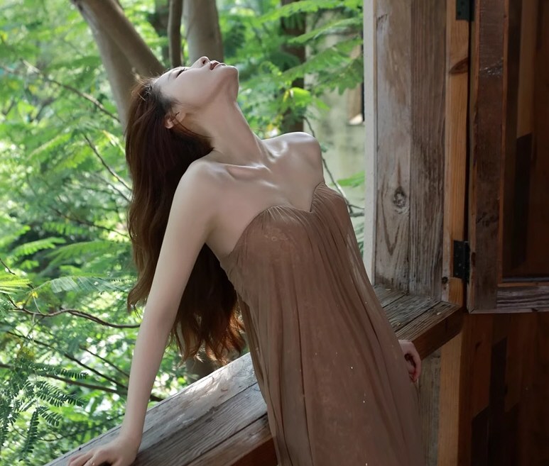 妖艳美女性感连衣裙相册精选