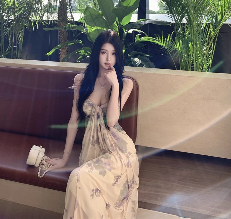 诱人模特情趣连衣裙照片