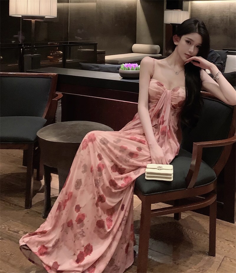 诱人模特情趣连衣裙照片