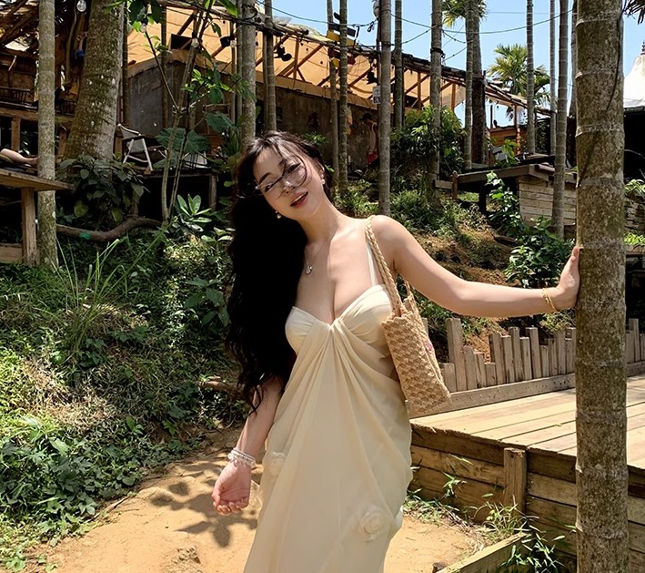 妖艳美女性感连衣裙相册