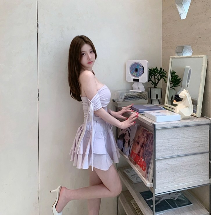 丰腴嫩模情趣连衣裙写真