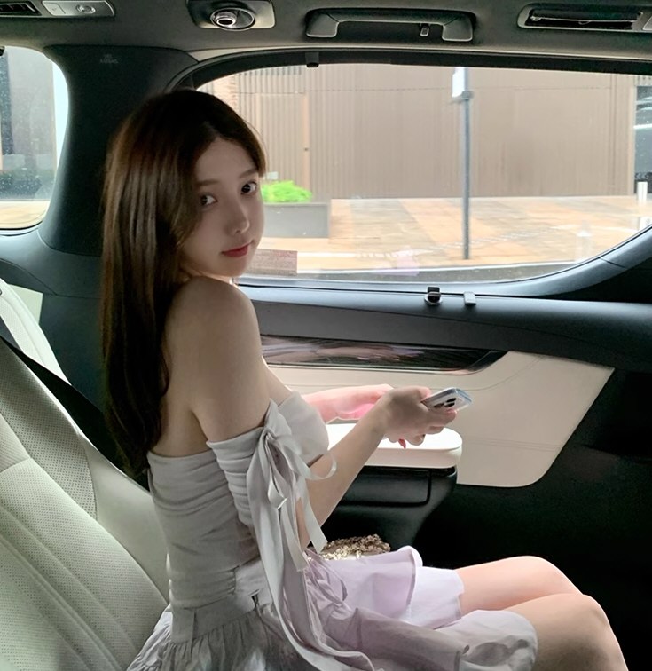 丰腴嫩模情趣连衣裙写真