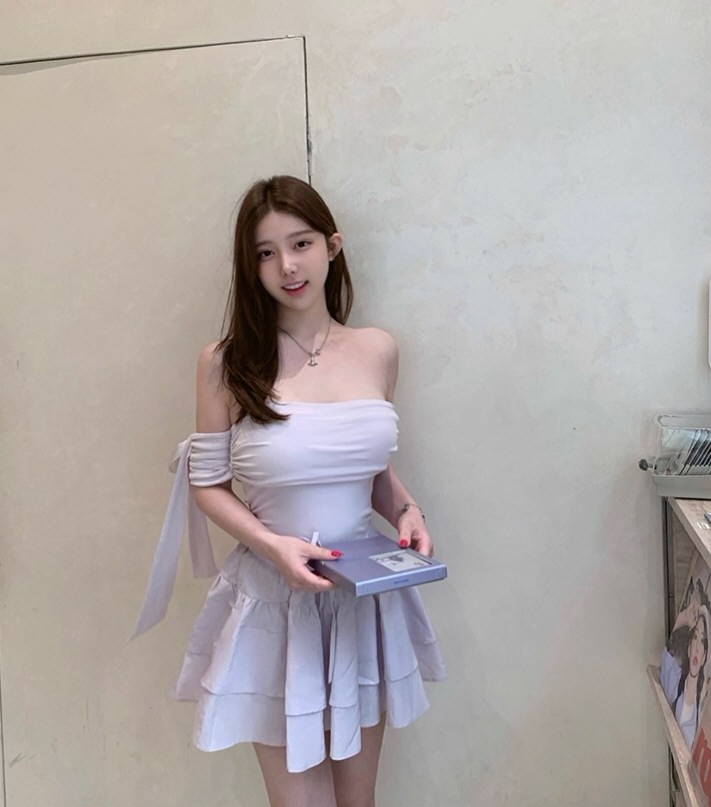 丰腴嫩模情趣连衣裙写真