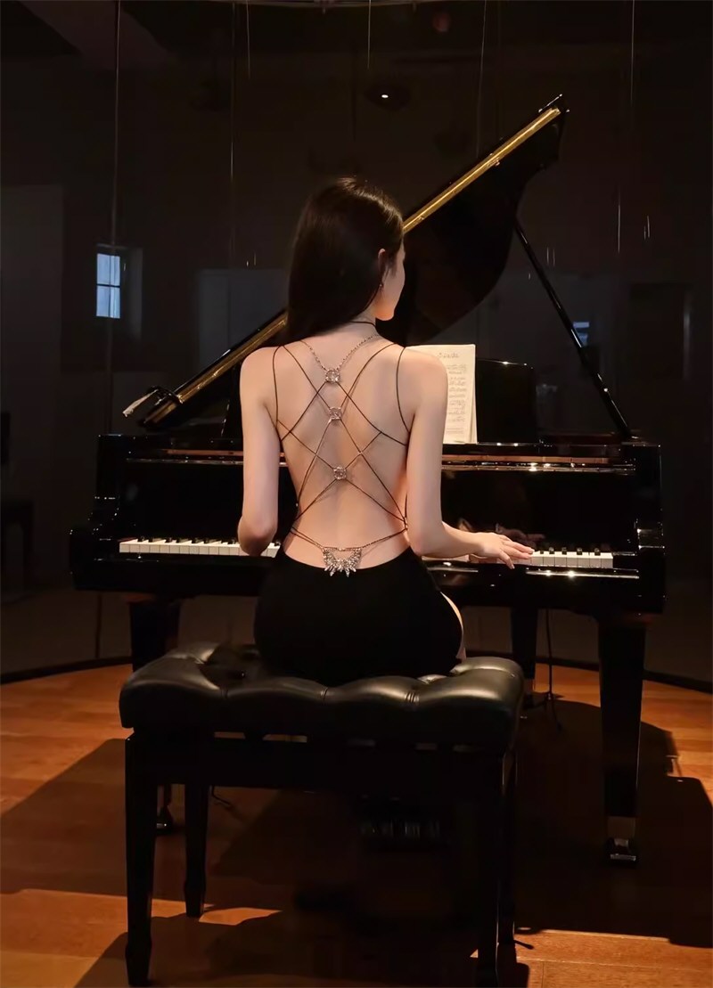 性感嫩模情趣连衣裙套图