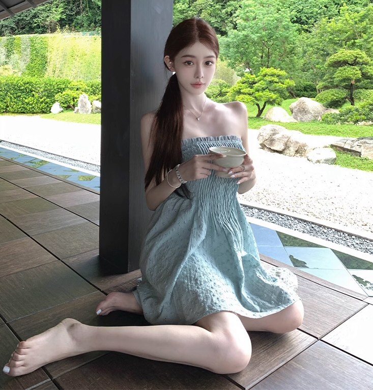 白嫩女神情趣连衣裙照片