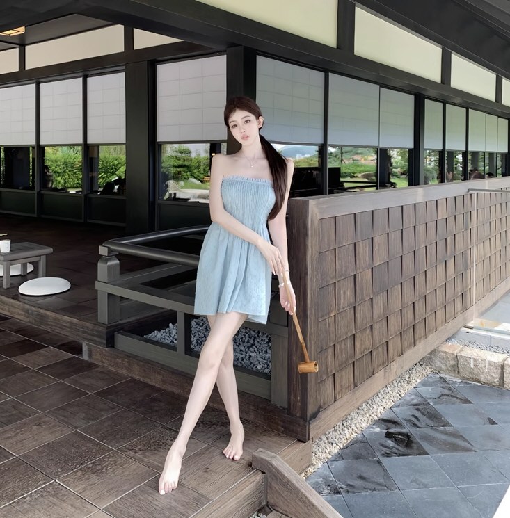 白嫩女神情趣连衣裙照片