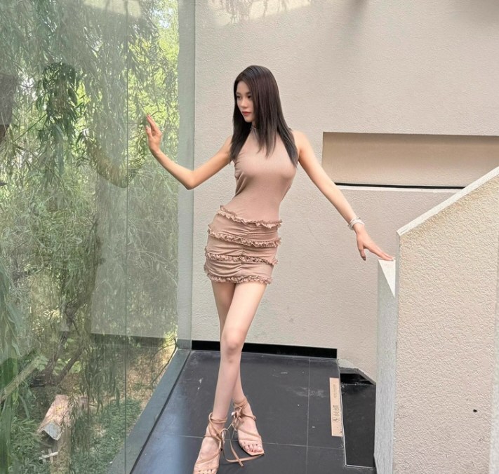 性感少女情趣连衣裙照片秀