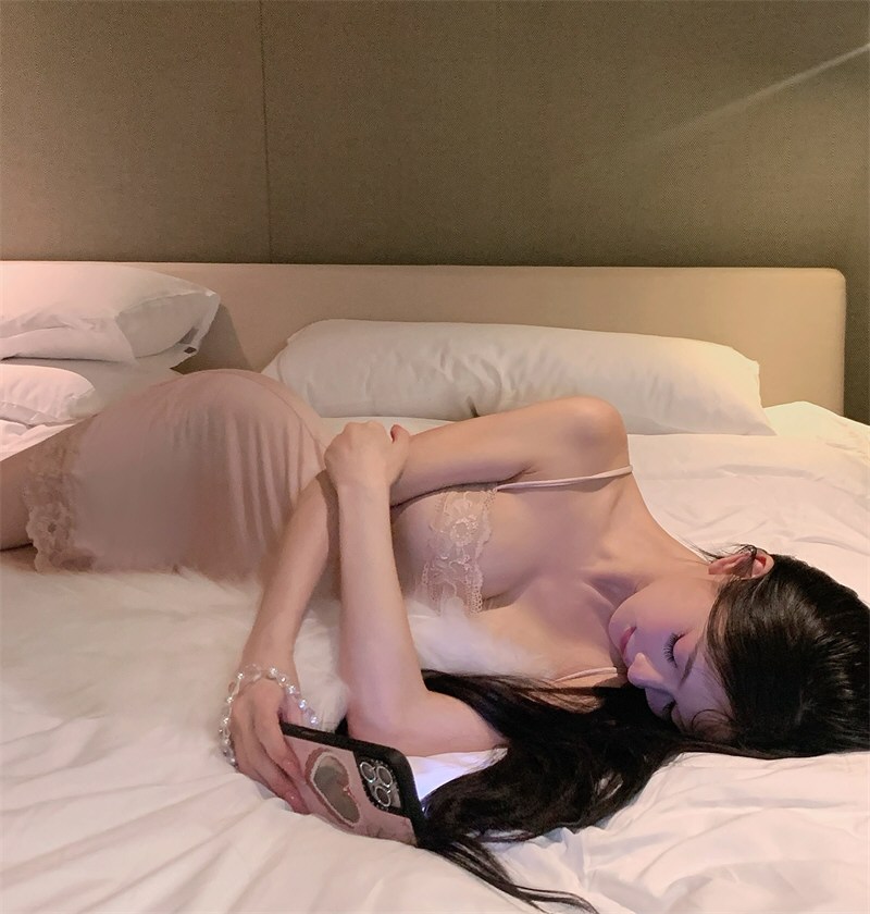 白嫩网红情趣连衣裙照片