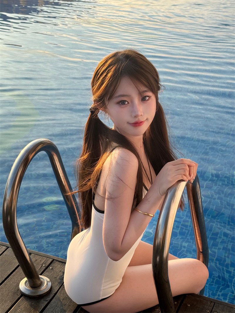 白嫩御姐性感比基尼照片全集
