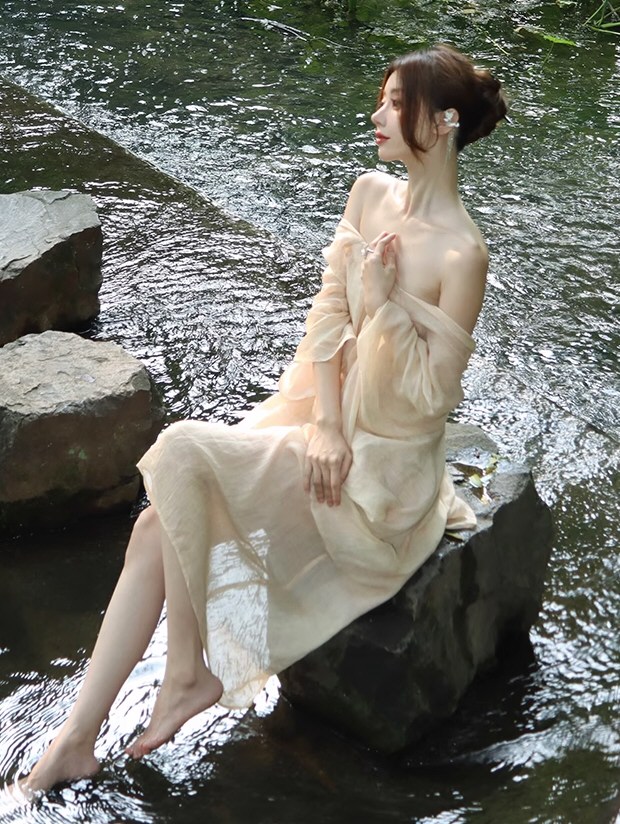 诱人嫩模情趣连衣裙套图