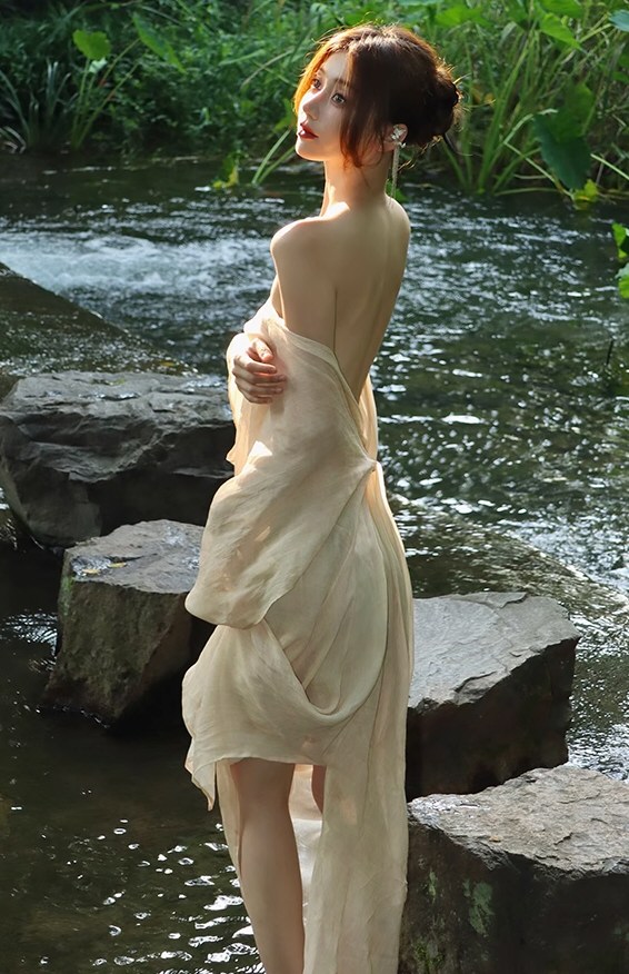 诱人嫩模情趣连衣裙套图