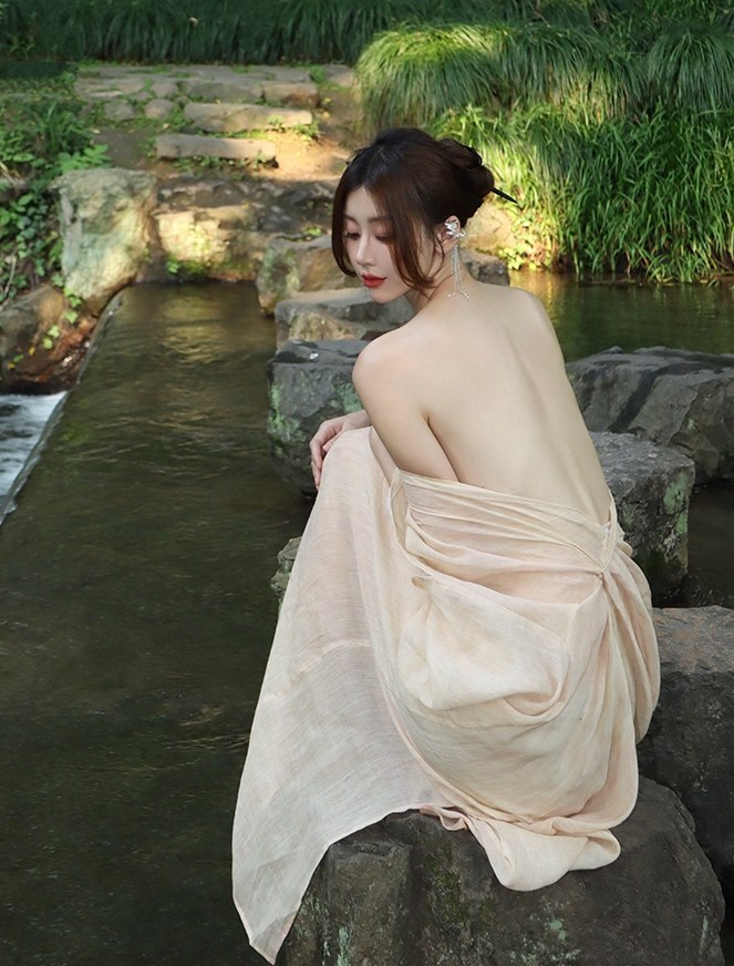 诱人嫩模情趣连衣裙套图