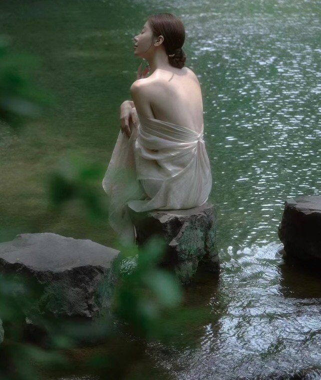 诱人嫩模情趣连衣裙套图