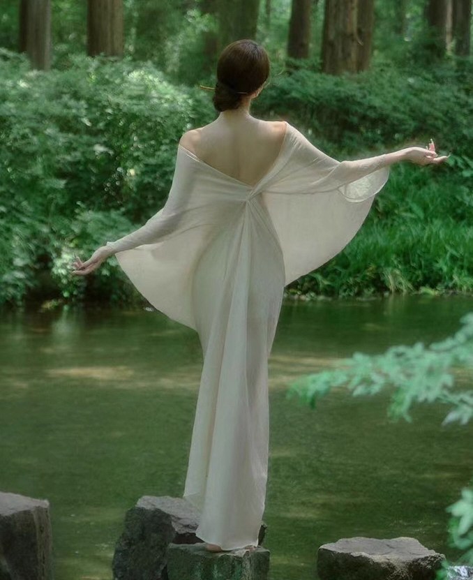 诱人嫩模情趣连衣裙套图