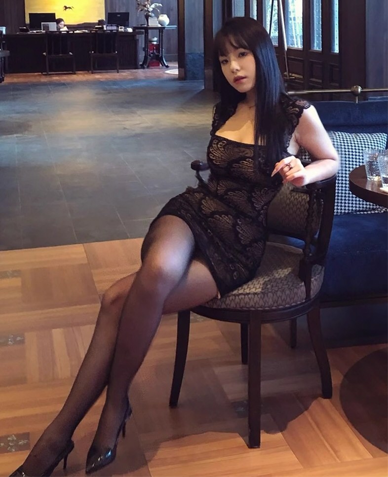 丰满嫩模情趣连衣裙照片