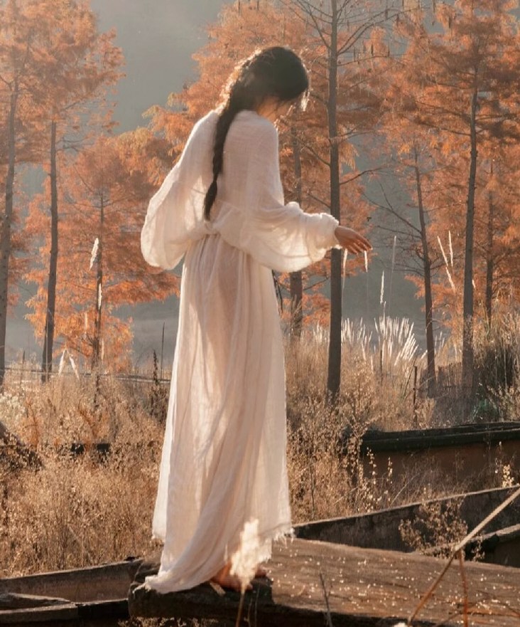 丰满嫩模情趣连衣裙照片