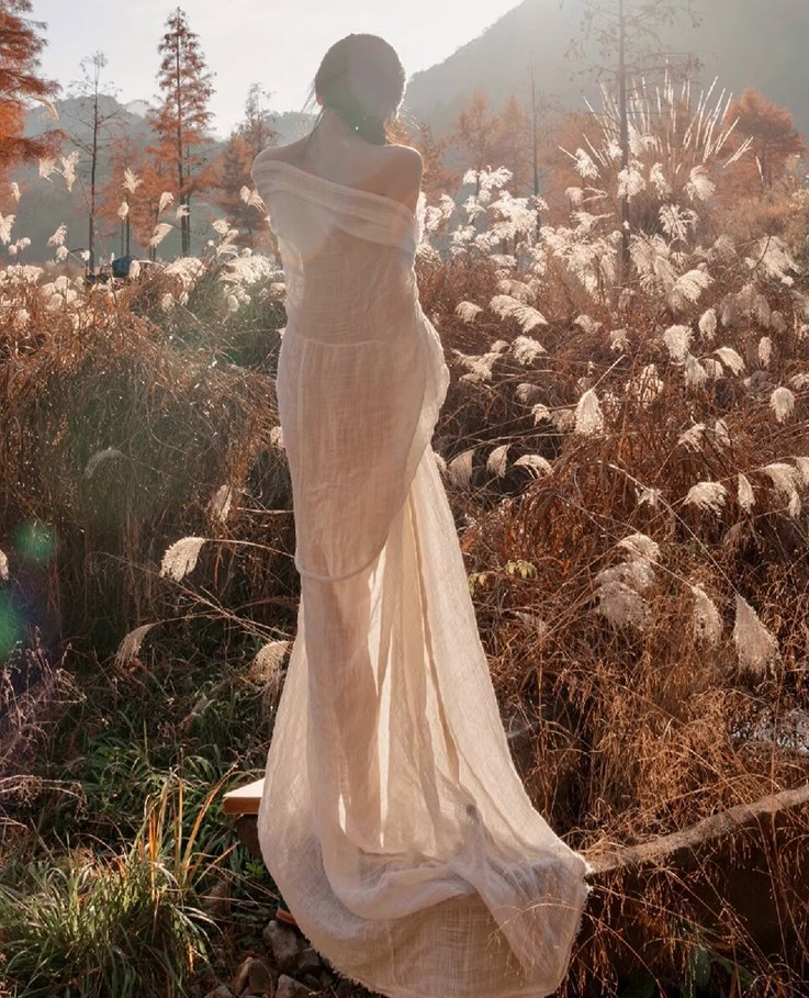 丰满嫩模情趣连衣裙照片