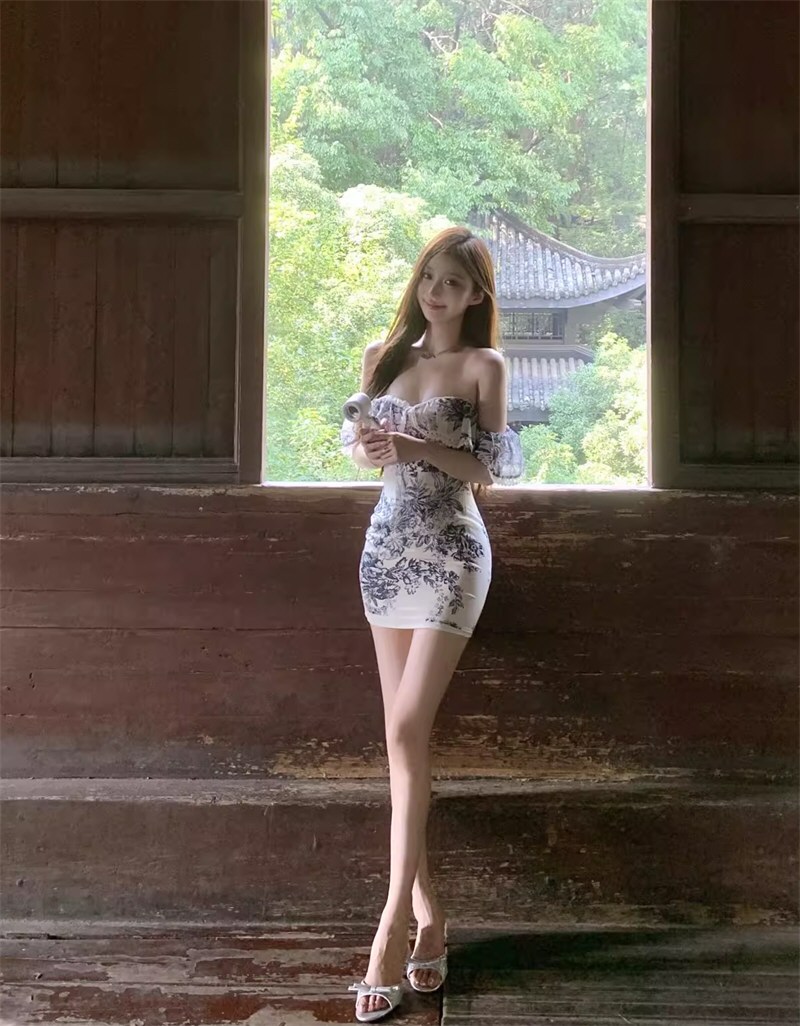 诱人嫩模性感连衣裙套图