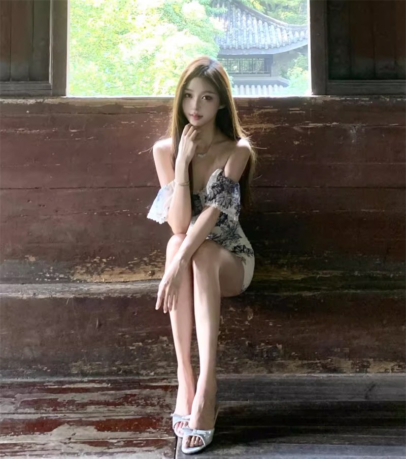诱人嫩模性感连衣裙套图
