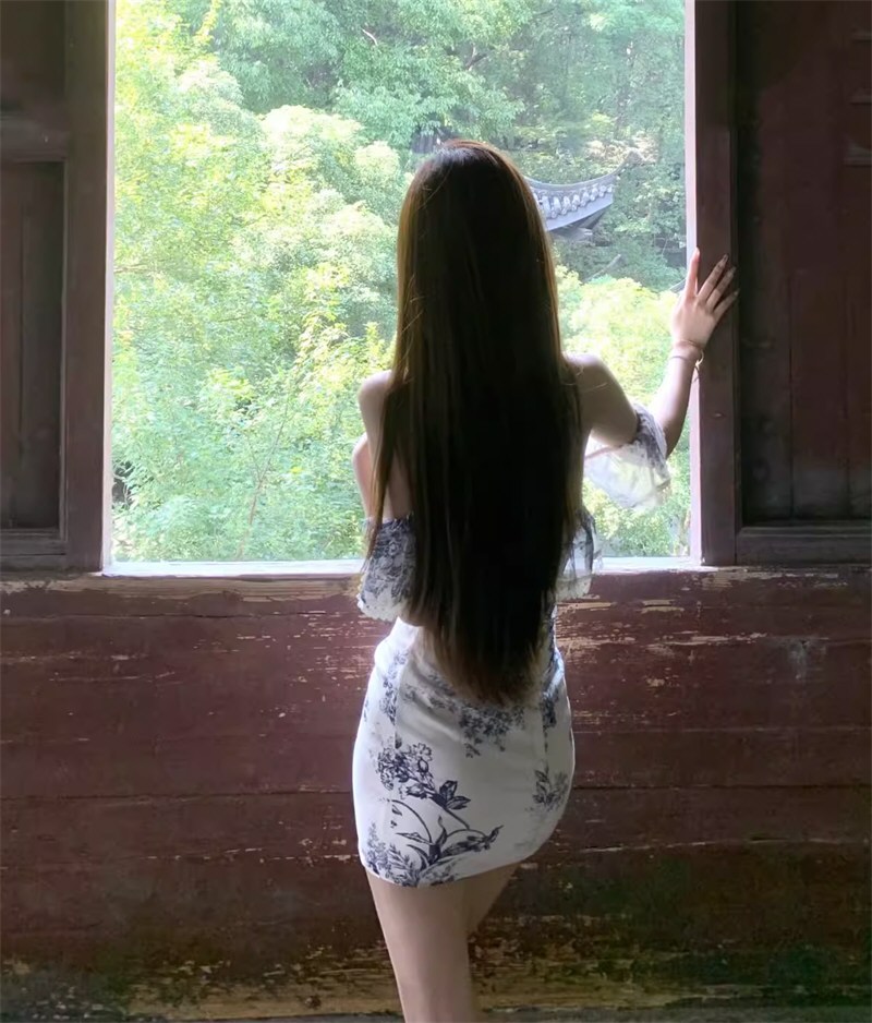 诱人嫩模性感连衣裙套图