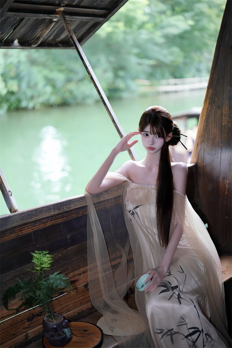 丰腴嫩模情趣连衣裙原图福利