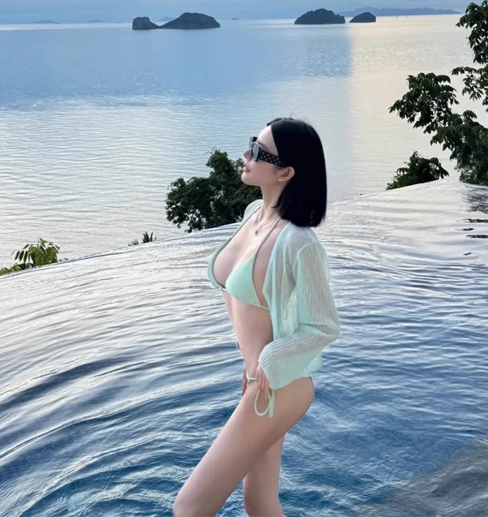 妩媚少女性感比基尼照片