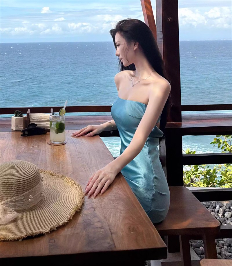 白嫩嫩模性感连衣裙照片