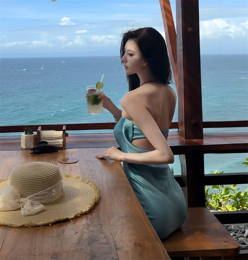 白嫩嫩模性感连衣裙照片