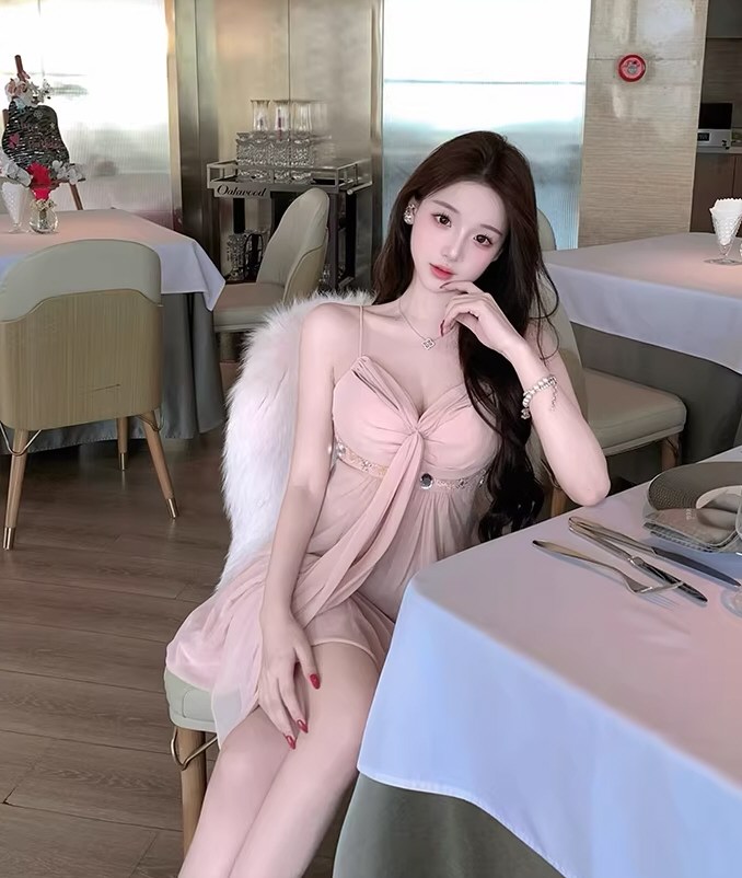 美貌软妹性感连衣裙照片秀