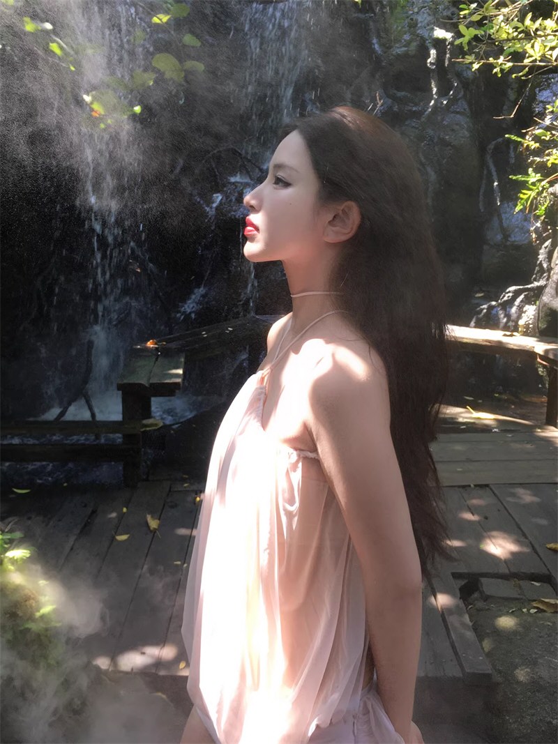 白嫩女神性感连衣裙照片