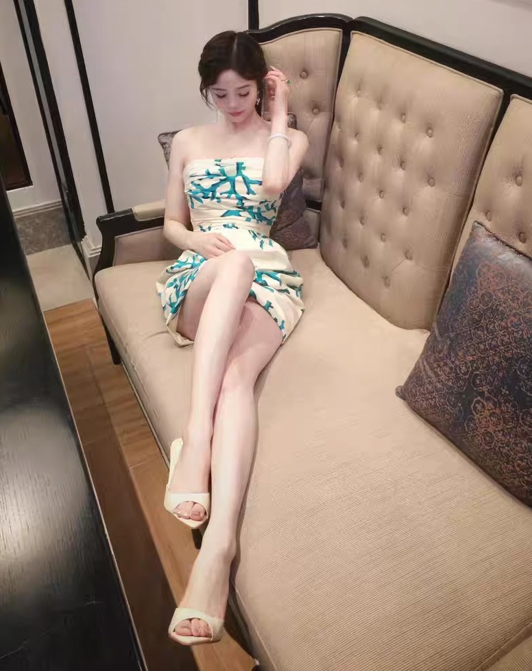 美貌嫩模性感连衣裙写真