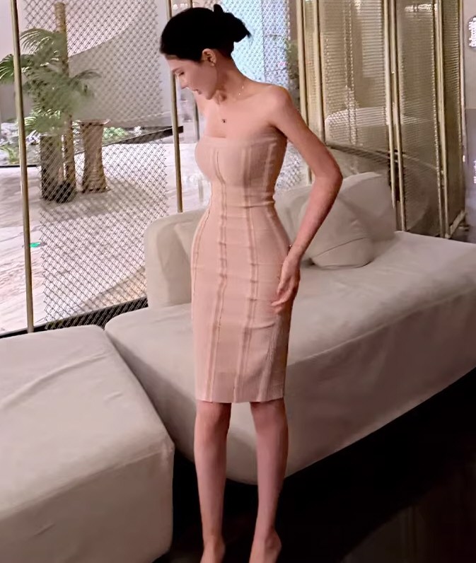 漂亮模特性感连衣裙照片