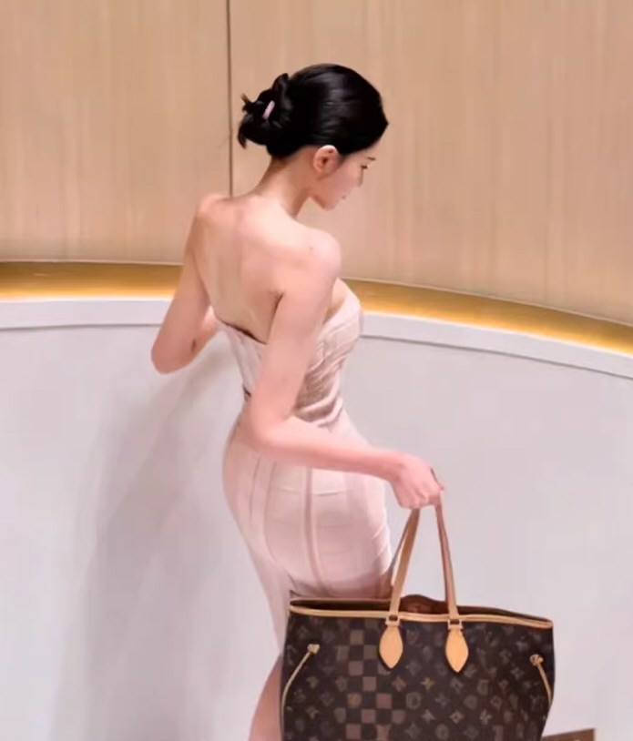 漂亮模特性感连衣裙照片