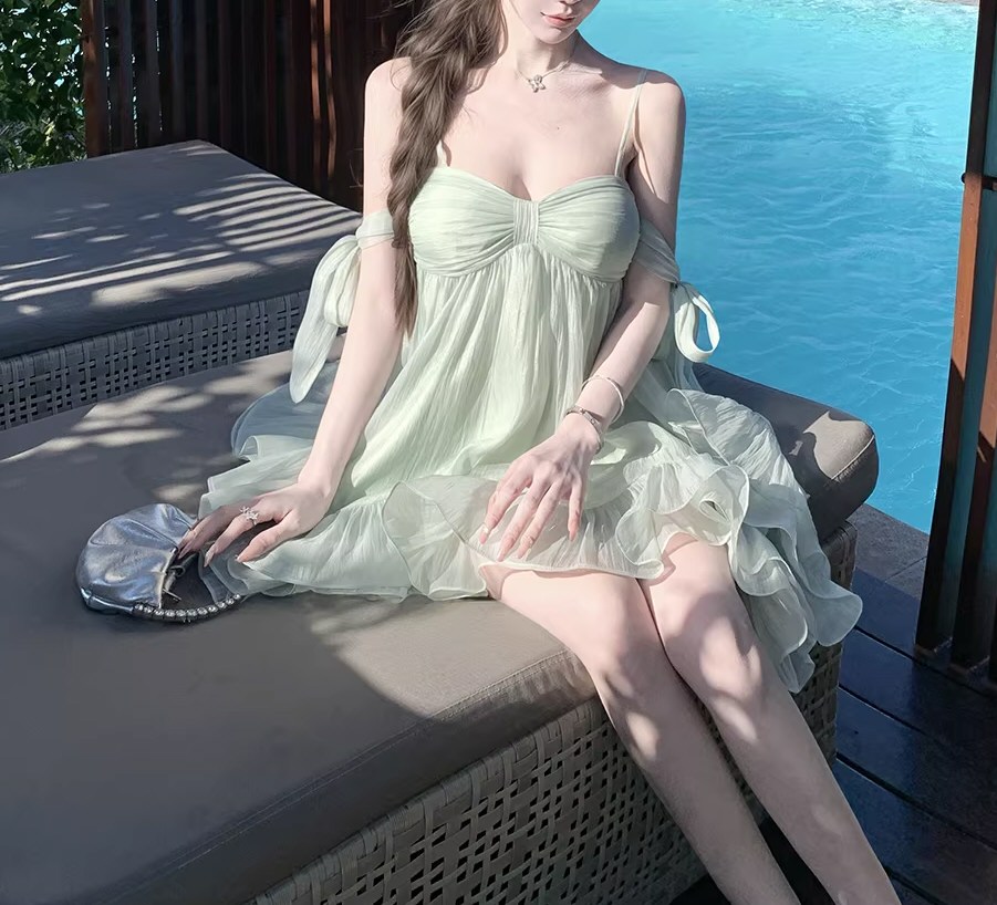 白嫩美女性感连衣裙套图