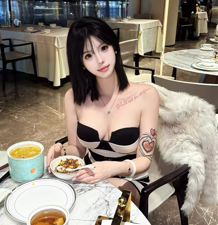 白嫩嫩模性感连衣裙私拍照片