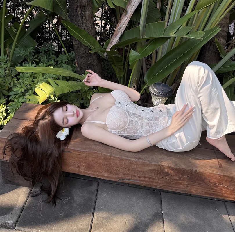 丰满美女性感连衣裙套图