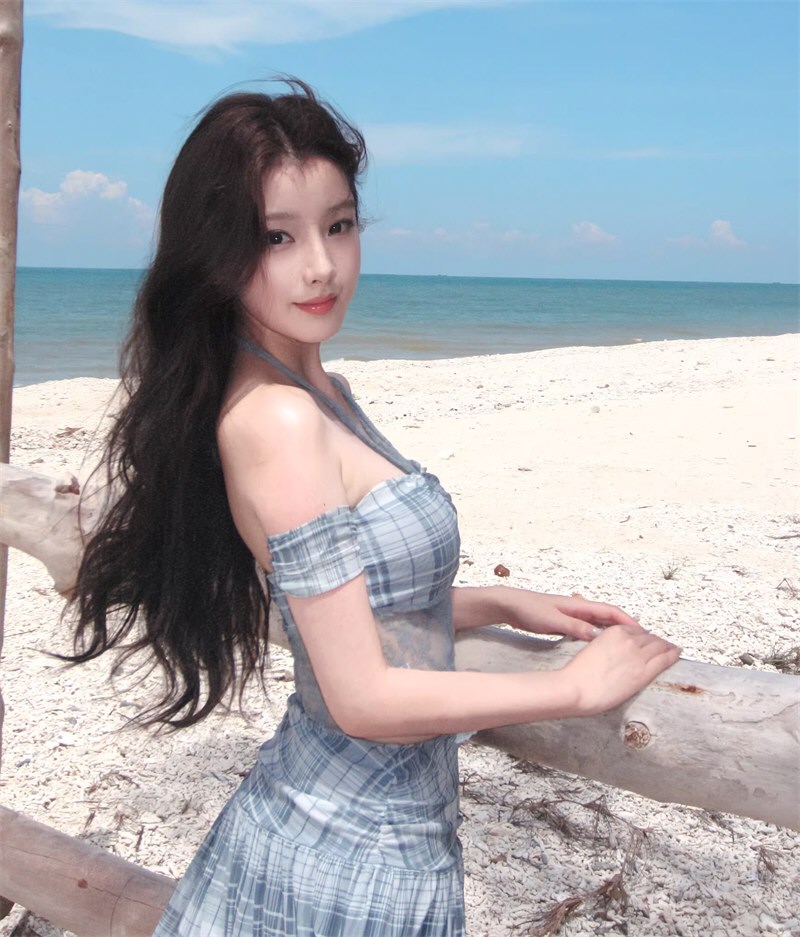 丰满美女性感连衣裙相册精选