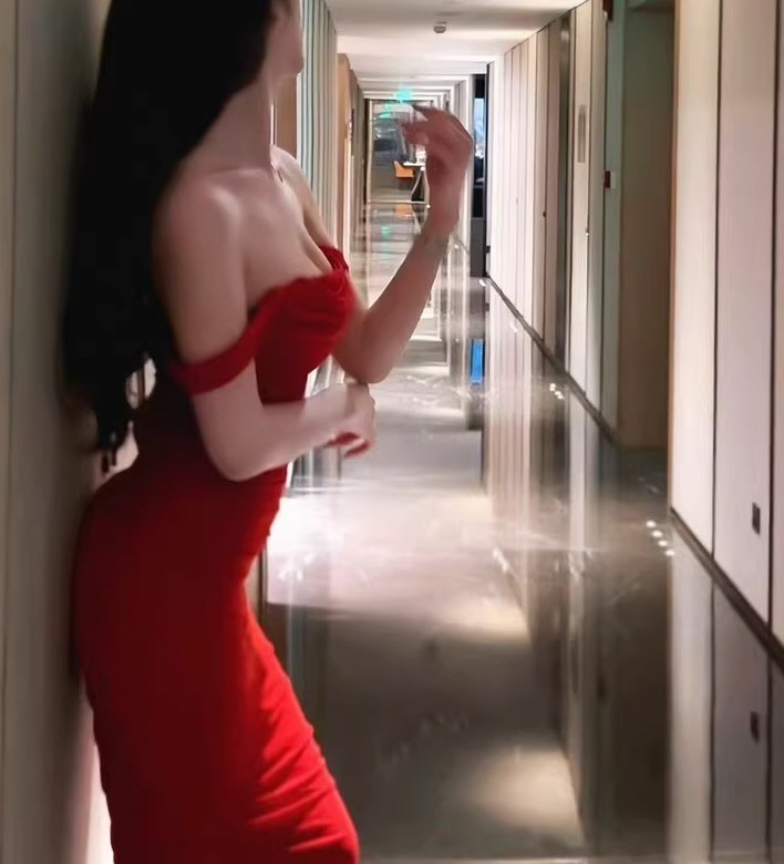 美貌网红性感连衣裙私拍