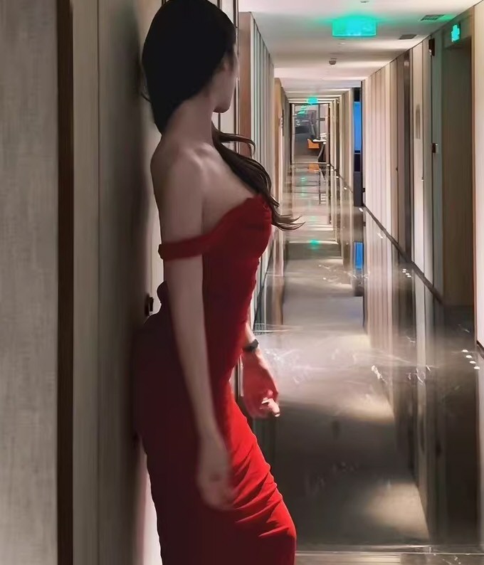 美貌网红性感连衣裙私拍