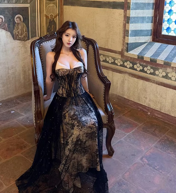 丰满嫩模性感连衣裙照片