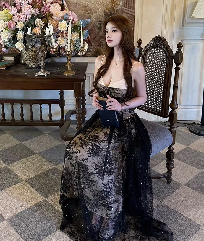 丰满嫩模性感连衣裙照片