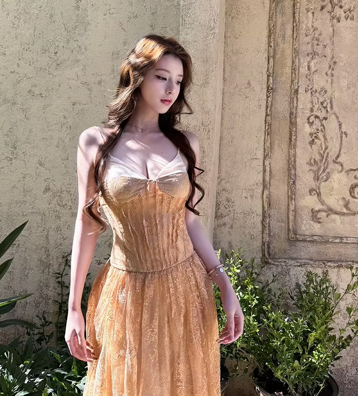 丰满嫩模性感连衣裙照片