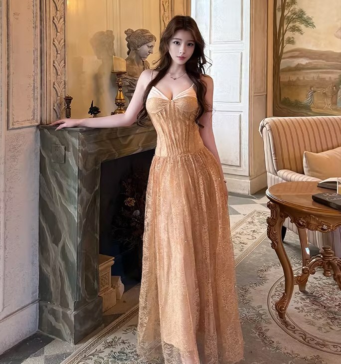 丰满嫩模性感连衣裙照片