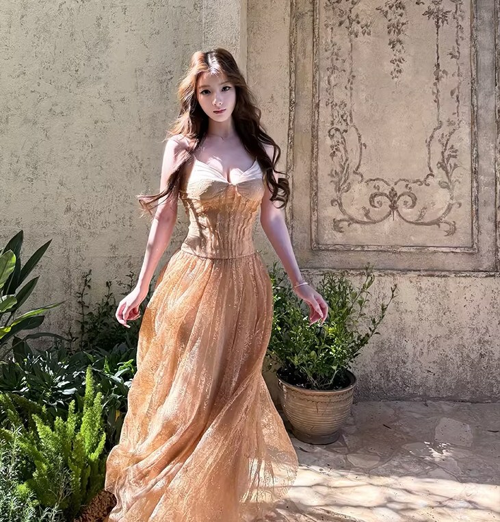 丰满嫩模性感连衣裙照片